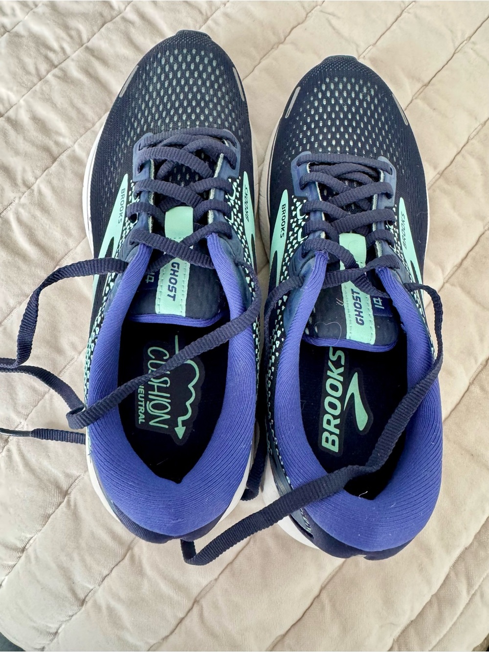 Brooks Ghost Women's Running Shoes in Navy and Mint - Picture 3 of 6